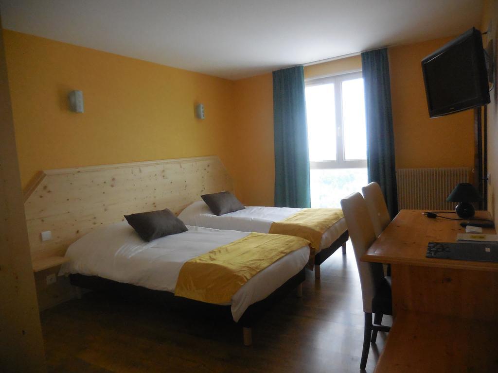 Hotel Logis Le Saint Cyr Montmelard Zewnętrze zdjęcie
